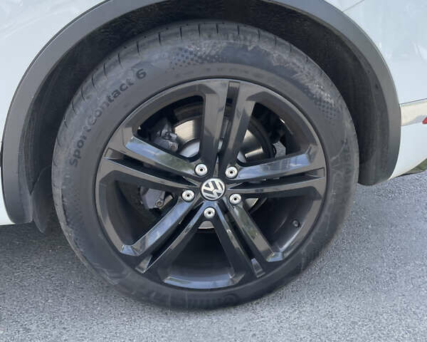 Білий Фольксваген Туарег, об'ємом двигуна 4.13 л та пробігом 169 тис. км за 32000 $, фото 7 на Automoto.ua