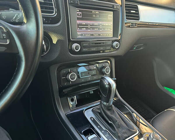 Белый Фольксваген Туарег, объемом двигателя 2.97 л и пробегом 240 тыс. км за 25000 $, фото 3 на Automoto.ua