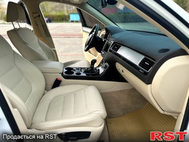 Белый Фольксваген Туарег, объемом двигателя 3.6 л и пробегом 130 тыс. км за 25000 $, фото 10 на Automoto.ua