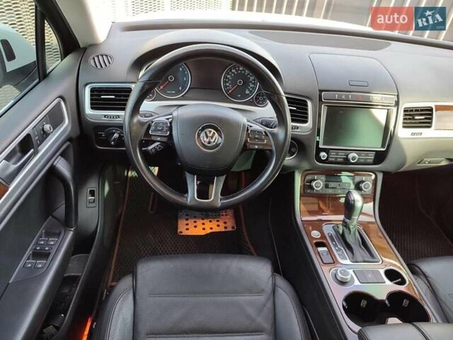 Білий Фольксваген Туарег, об'ємом двигуна 3 л та пробігом 157 тис. км за 27500 $, фото 9 на Automoto.ua