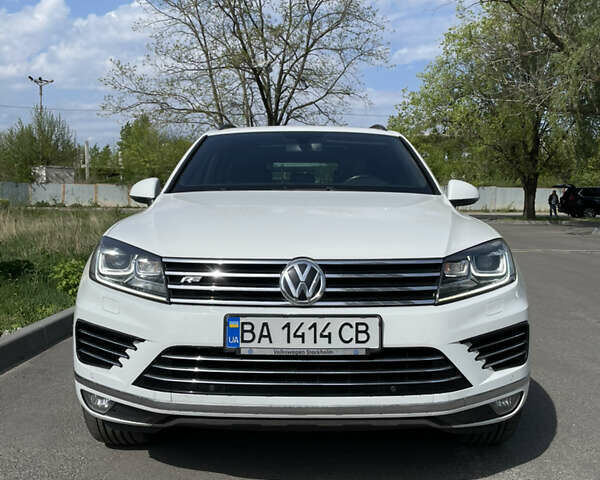 Білий Фольксваген Туарег, об'ємом двигуна 4.13 л та пробігом 169 тис. км за 32000 $, фото 9 на Automoto.ua