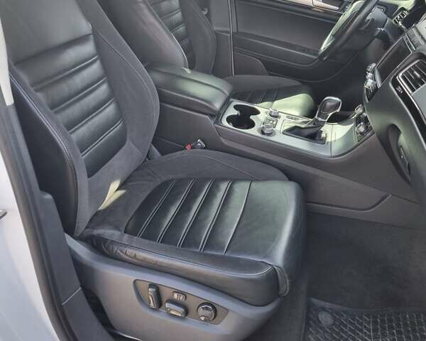 Білий Фольксваген Туарег, об'ємом двигуна 2.97 л та пробігом 240 тис. км за 28000 $, фото 15 на Automoto.ua