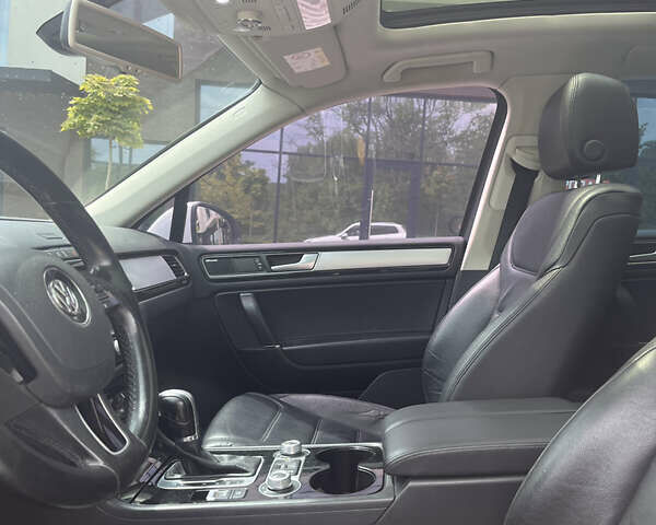 Білий Фольксваген Туарег, об'ємом двигуна 2.97 л та пробігом 247 тис. км за 29800 $, фото 11 на Automoto.ua