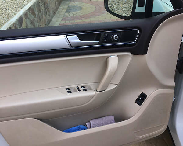 Белый Фольксваген Туарег, объемом двигателя 2.97 л и пробегом 285 тыс. км за 21000 $, фото 8 на Automoto.ua