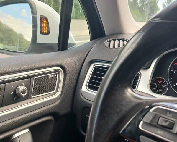 Белый Фольксваген Туарег, объемом двигателя 3 л и пробегом 170 тыс. км за 24900 $, фото 55 на Automoto.ua