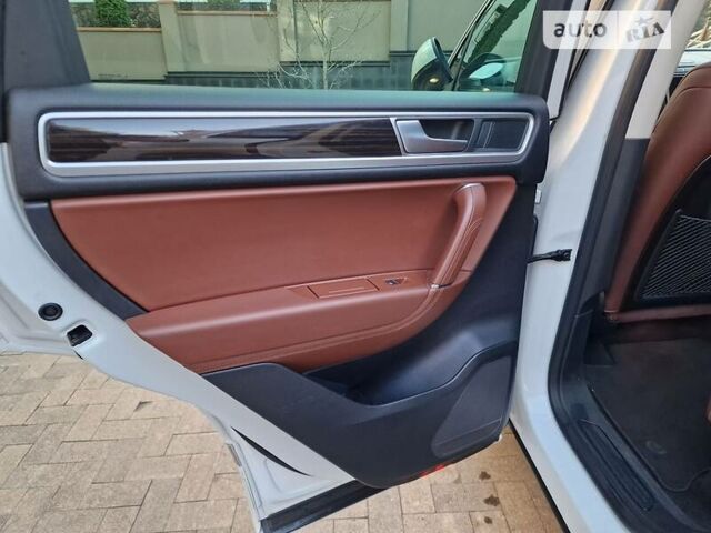 Білий Фольксваген Туарег, об'ємом двигуна 3 л та пробігом 102 тис. км за 34800 $, фото 29 на Automoto.ua