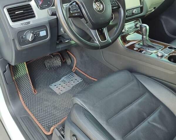 Білий Фольксваген Туарег, об'ємом двигуна 3 л та пробігом 157 тис. км за 27500 $, фото 15 на Automoto.ua