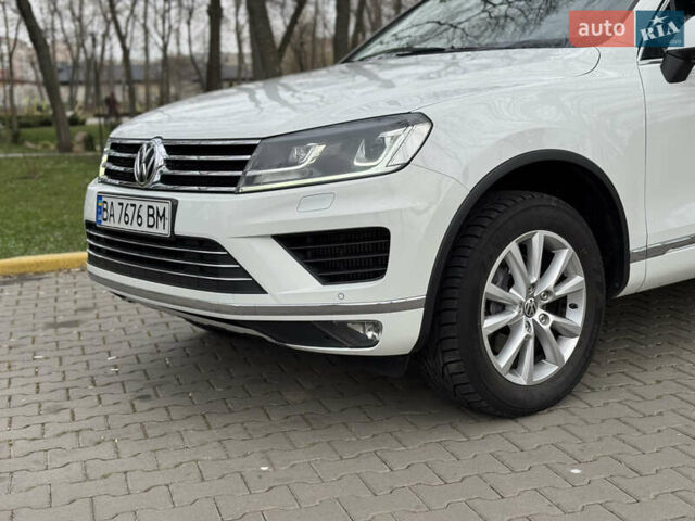 Білий Фольксваген Туарег, об'ємом двигуна 2.98 л та пробігом 270 тис. км за 24500 $, фото 9 на Automoto.ua