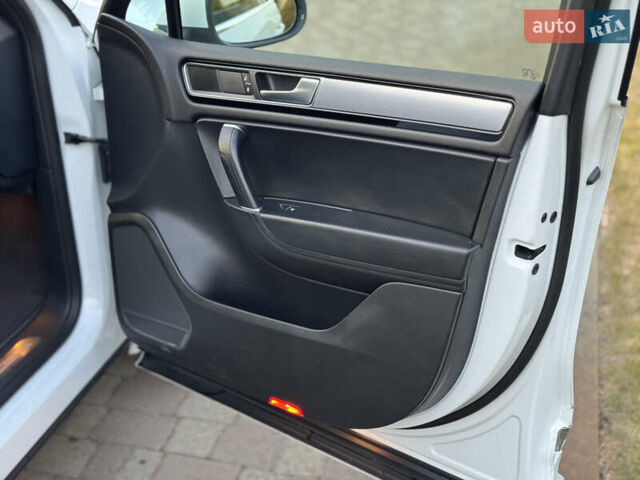 Білий Фольксваген Туарег, об'ємом двигуна 4.13 л та пробігом 197 тис. км за 27000 $, фото 30 на Automoto.ua