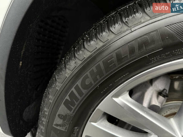 Белый Фольксваген Туарег, объемом двигателя 2.97 л и пробегом 216 тыс. км за 24500 $, фото 23 на Automoto.ua