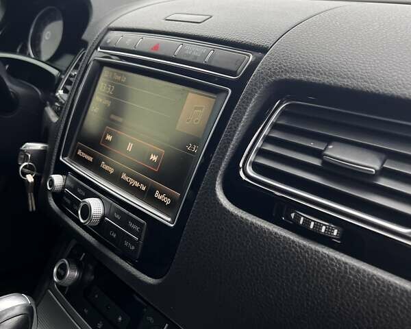 Білий Фольксваген Туарег, об'ємом двигуна 2.97 л та пробігом 334 тис. км за 26000 $, фото 24 на Automoto.ua