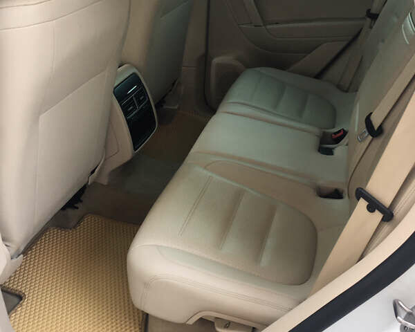 Белый Фольксваген Туарег, объемом двигателя 2.97 л и пробегом 285 тыс. км за 21000 $, фото 9 на Automoto.ua