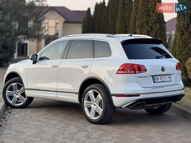 Білий Фольксваген Туарег, об'ємом двигуна 4.13 л та пробігом 197 тис. км за 27000 $, фото 9 на Automoto.ua