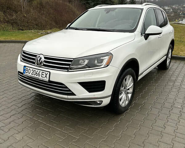 Белый Фольксваген Туарег, объемом двигателя 2.97 л и пробегом 215 тыс. км за 19700 $, фото 2 на Automoto.ua