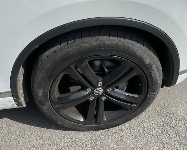 Білий Фольксваген Туарег, об'ємом двигуна 4.13 л та пробігом 169 тис. км за 32000 $, фото 24 на Automoto.ua