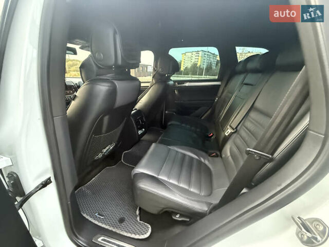 Білий Фольксваген Туарег, об'ємом двигуна 2.98 л та пробігом 287 тис. км за 24250 $, фото 25 на Automoto.ua