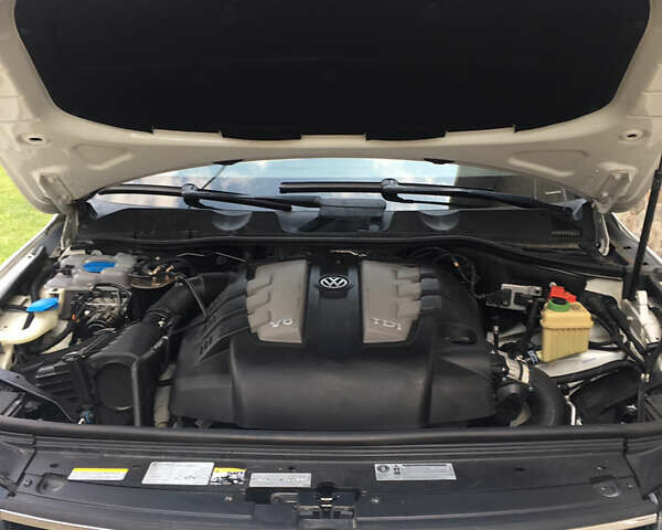 Белый Фольксваген Туарег, объемом двигателя 2.97 л и пробегом 285 тыс. км за 21000 $, фото 17 на Automoto.ua