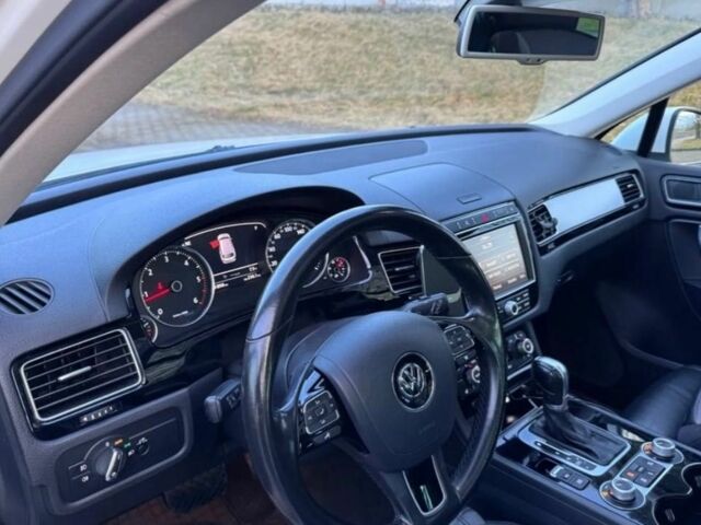 Білий Фольксваген Туарег, об'ємом двигуна 3 л та пробігом 182 тис. км за 15000 $, фото 7 на Automoto.ua