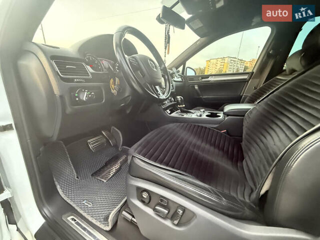 Білий Фольксваген Туарег, об'ємом двигуна 2.98 л та пробігом 287 тис. км за 24250 $, фото 46 на Automoto.ua