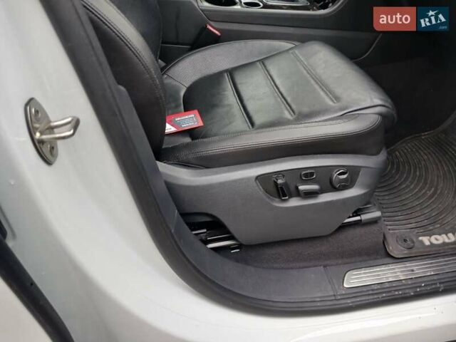 Белый Фольксваген Туарег, объемом двигателя 3 л и пробегом 170 тыс. км за 24900 $, фото 46 на Automoto.ua