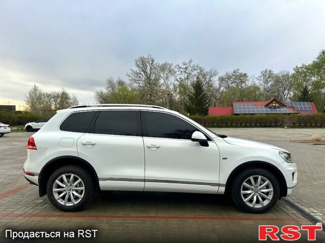 Белый Фольксваген Туарег, объемом двигателя 3.6 л и пробегом 130 тыс. км за 25000 $, фото 2 на Automoto.ua