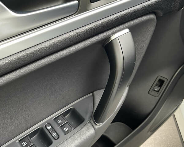 Белый Фольксваген Туарег, объемом двигателя 2.97 л и пробегом 208 тыс. км за 21800 $, фото 39 на Automoto.ua