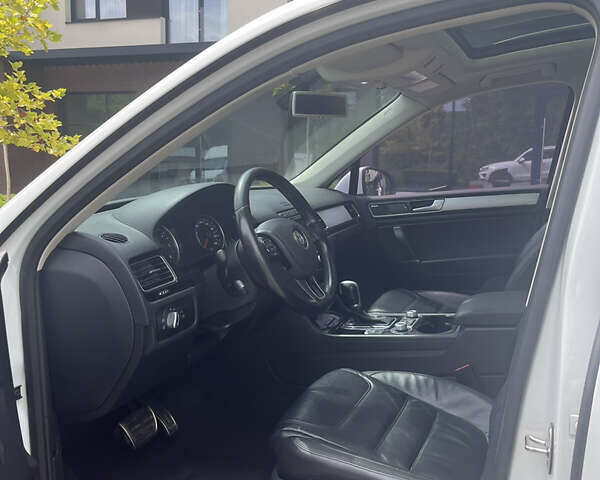 Білий Фольксваген Туарег, об'ємом двигуна 2.97 л та пробігом 247 тис. км за 29800 $, фото 9 на Automoto.ua