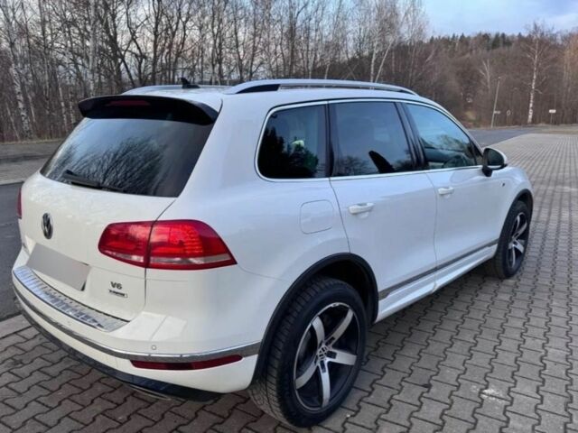 Білий Фольксваген Туарег, об'ємом двигуна 3 л та пробігом 182 тис. км за 15000 $, фото 4 на Automoto.ua