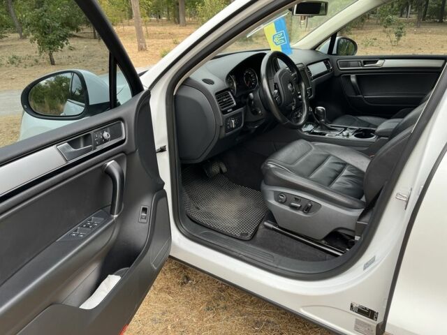 Белый Фольксваген Туарег, объемом двигателя 3 л и пробегом 204 тыс. км за 26000 $, фото 15 на Automoto.ua