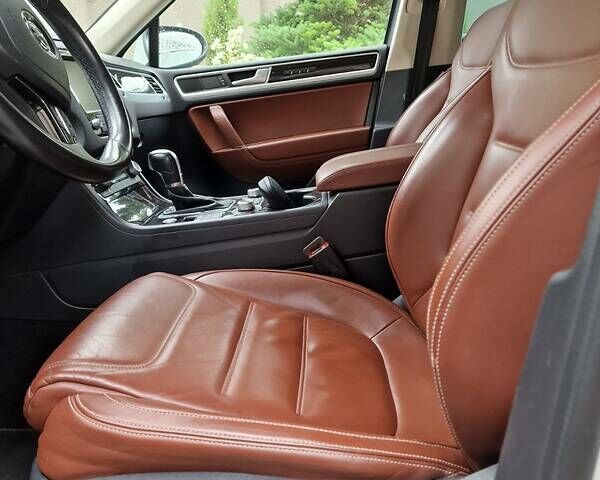 Білий Фольксваген Туарег, об'ємом двигуна 3 л та пробігом 102 тис. км за 34800 $, фото 13 на Automoto.ua