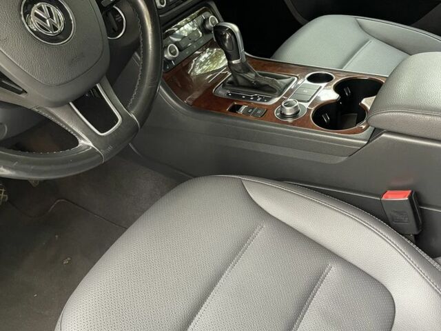 Белый Фольксваген Туарег, объемом двигателя 3 л и пробегом 208 тыс. км за 21800 $, фото 17 на Automoto.ua