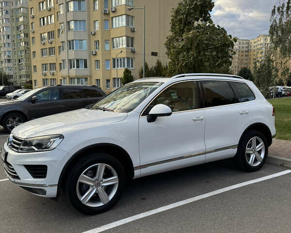 Білий Фольксваген Туарег, об'ємом двигуна 2.97 л та пробігом 228 тис. км за 29500 $, фото 2 на Automoto.ua