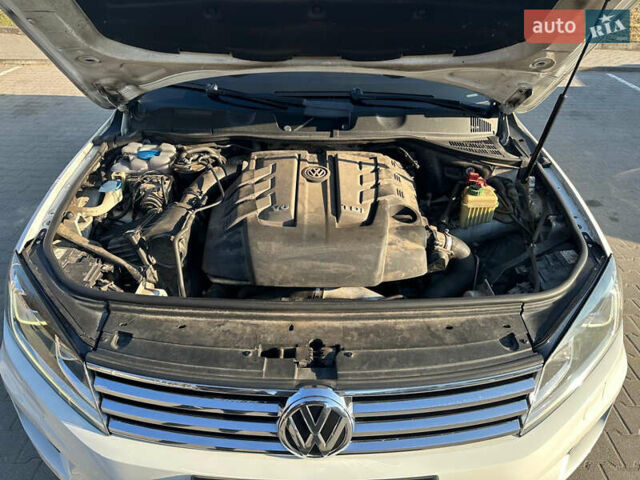 Белый Фольксваген Туарег, объемом двигателя 2.97 л и пробегом 240 тыс. км за 25000 $, фото 4 на Automoto.ua