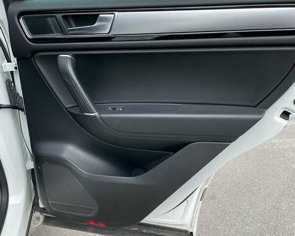 Білий Фольксваген Туарег, об'ємом двигуна 4.13 л та пробігом 169 тис. км за 32000 $, фото 20 на Automoto.ua