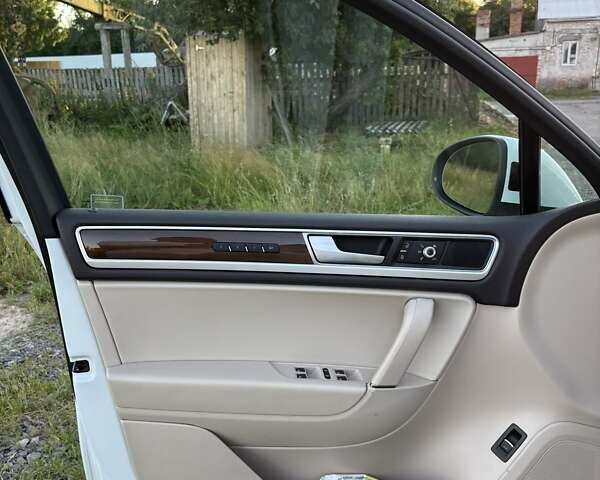 Белый Фольксваген Туарег, объемом двигателя 2.97 л и пробегом 99 тыс. км за 28500 $, фото 17 на Automoto.ua