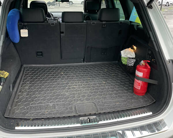 Білий Фольксваген Туарег, об'ємом двигуна 4.13 л та пробігом 169 тис. км за 32000 $, фото 17 на Automoto.ua