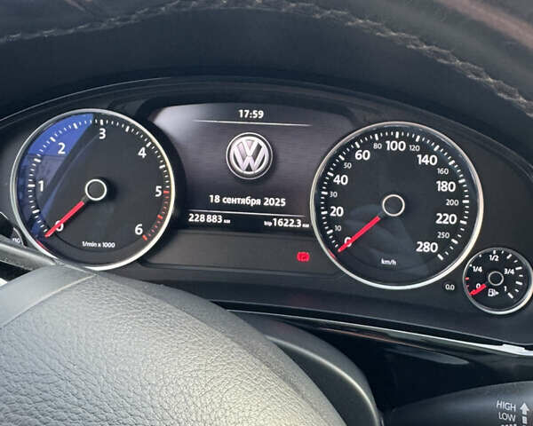 Білий Фольксваген Туарег, об'ємом двигуна 2.97 л та пробігом 228 тис. км за 29500 $, фото 11 на Automoto.ua