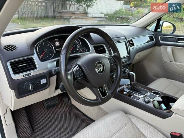 Белый Фольксваген Туарег, объемом двигателя 2.97 л и пробегом 99 тыс. км за 28500 $, фото 13 на Automoto.ua