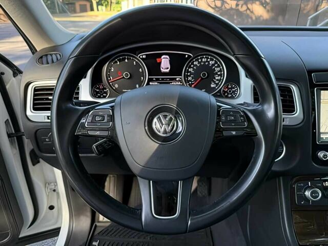 Белый Фольксваген Туарег, объемом двигателя 3.6 л и пробегом 72 тыс. км за 12000 $, фото 11 на Automoto.ua