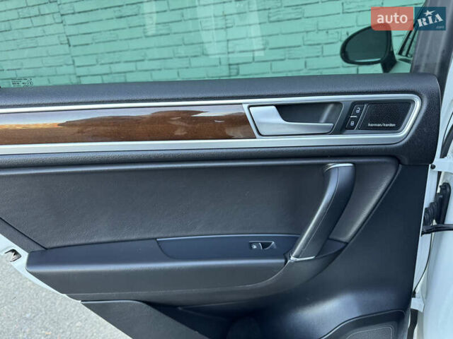 Белый Фольксваген Туарег, объемом двигателя 3.6 л и пробегом 242 тыс. км за 18500 $, фото 17 на Automoto.ua