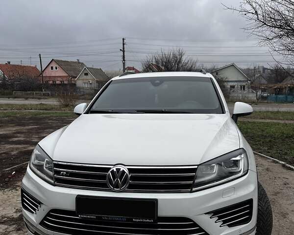 Білий Фольксваген Туарег, об'ємом двигуна 2.97 л та пробігом 334 тис. км за 26000 $, фото 2 на Automoto.ua
