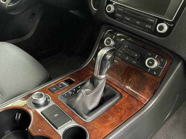 Белый Фольксваген Туарег, объемом двигателя 3 л и пробегом 208 тыс. км за 21800 $, фото 21 на Automoto.ua