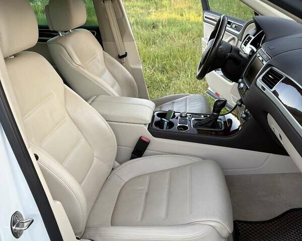 Белый Фольксваген Туарег, объемом двигателя 2.97 л и пробегом 99 тыс. км за 28500 $, фото 11 на Automoto.ua