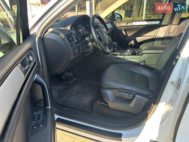 Белый Фольксваген Туарег, объемом двигателя 2.97 л и пробегом 240 тыс. км за 25000 $, фото 8 на Automoto.ua