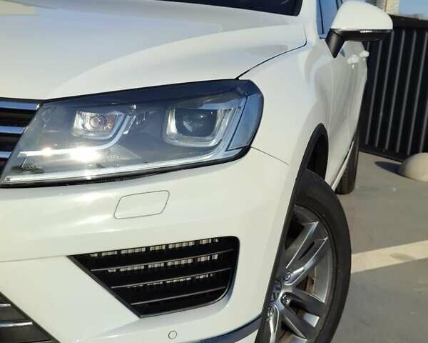 Білий Фольксваген Туарег, об'ємом двигуна 3 л та пробігом 157 тис. км за 27500 $, фото 5 на Automoto.ua