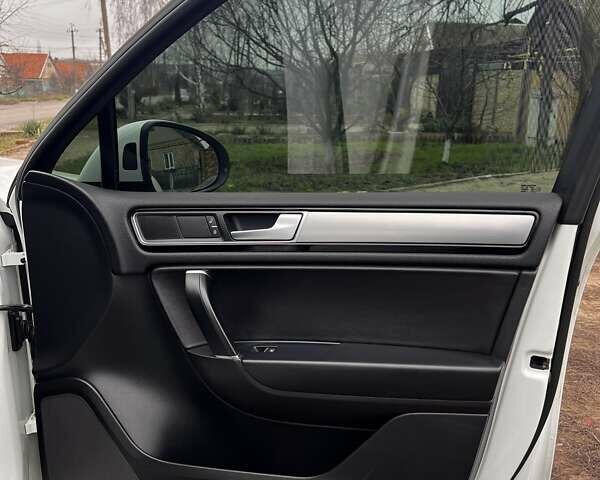 Білий Фольксваген Туарег, об'ємом двигуна 2.97 л та пробігом 334 тис. км за 26000 $, фото 13 на Automoto.ua