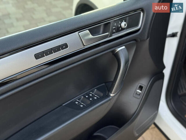 Білий Фольксваген Туарег, об'ємом двигуна 4.13 л та пробігом 197 тис. км за 27000 $, фото 18 на Automoto.ua