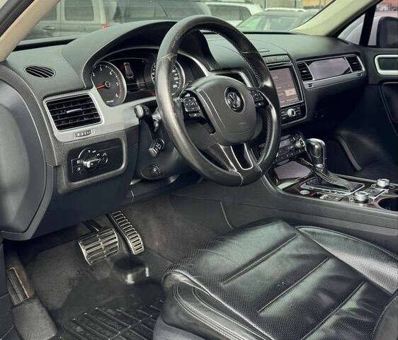 Белый Фольксваген Туарег, объемом двигателя 3 л и пробегом 320 тыс. км за 23700 $, фото 10 на Automoto.ua