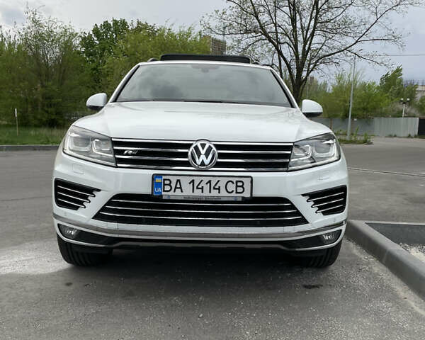 Білий Фольксваген Туарег, об'ємом двигуна 4.13 л та пробігом 169 тис. км за 32000 $, фото 5 на Automoto.ua