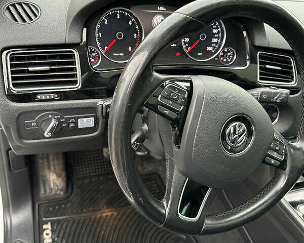 Белый Фольксваген Туарег, объемом двигателя 2.97 л и пробегом 215 тыс. км за 19700 $, фото 19 на Automoto.ua